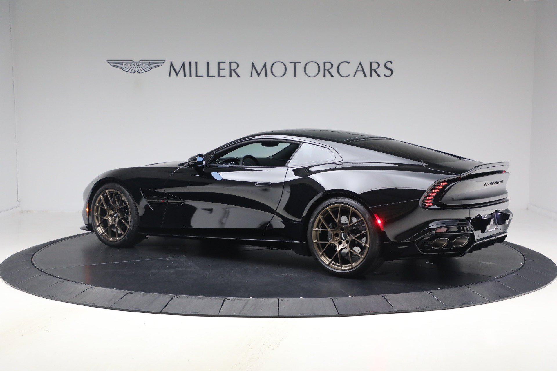 Used 2025 Aston Martin Vanquish RWD image 4