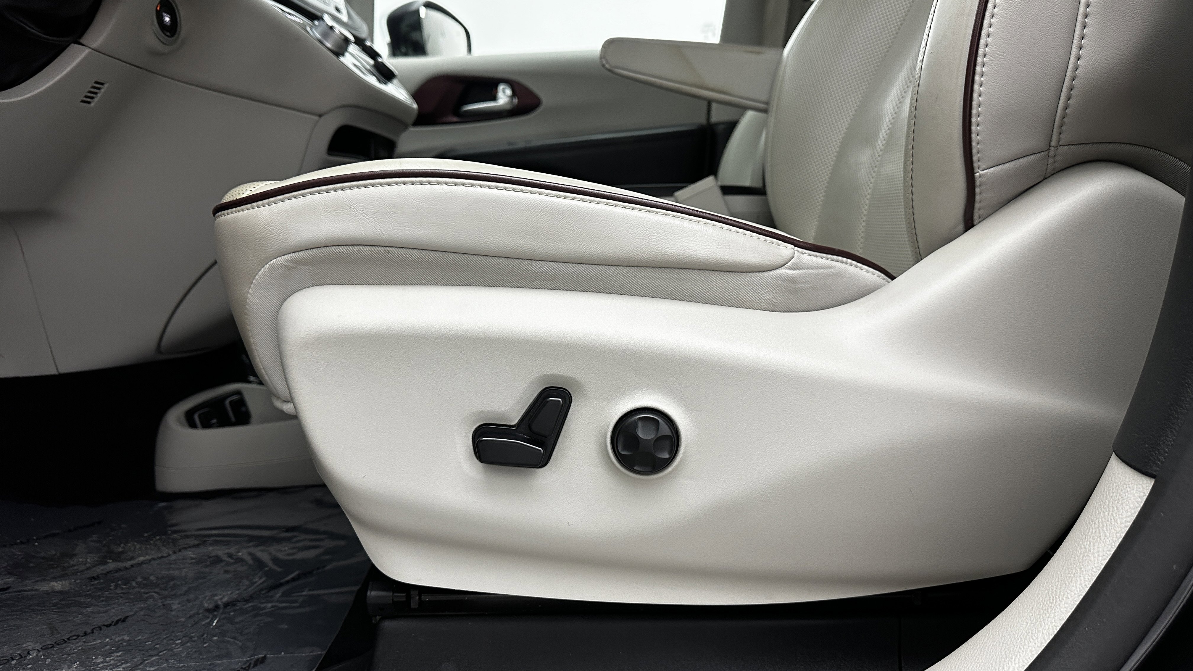 Used 2019 Chrysler Pacifica Limited image 14