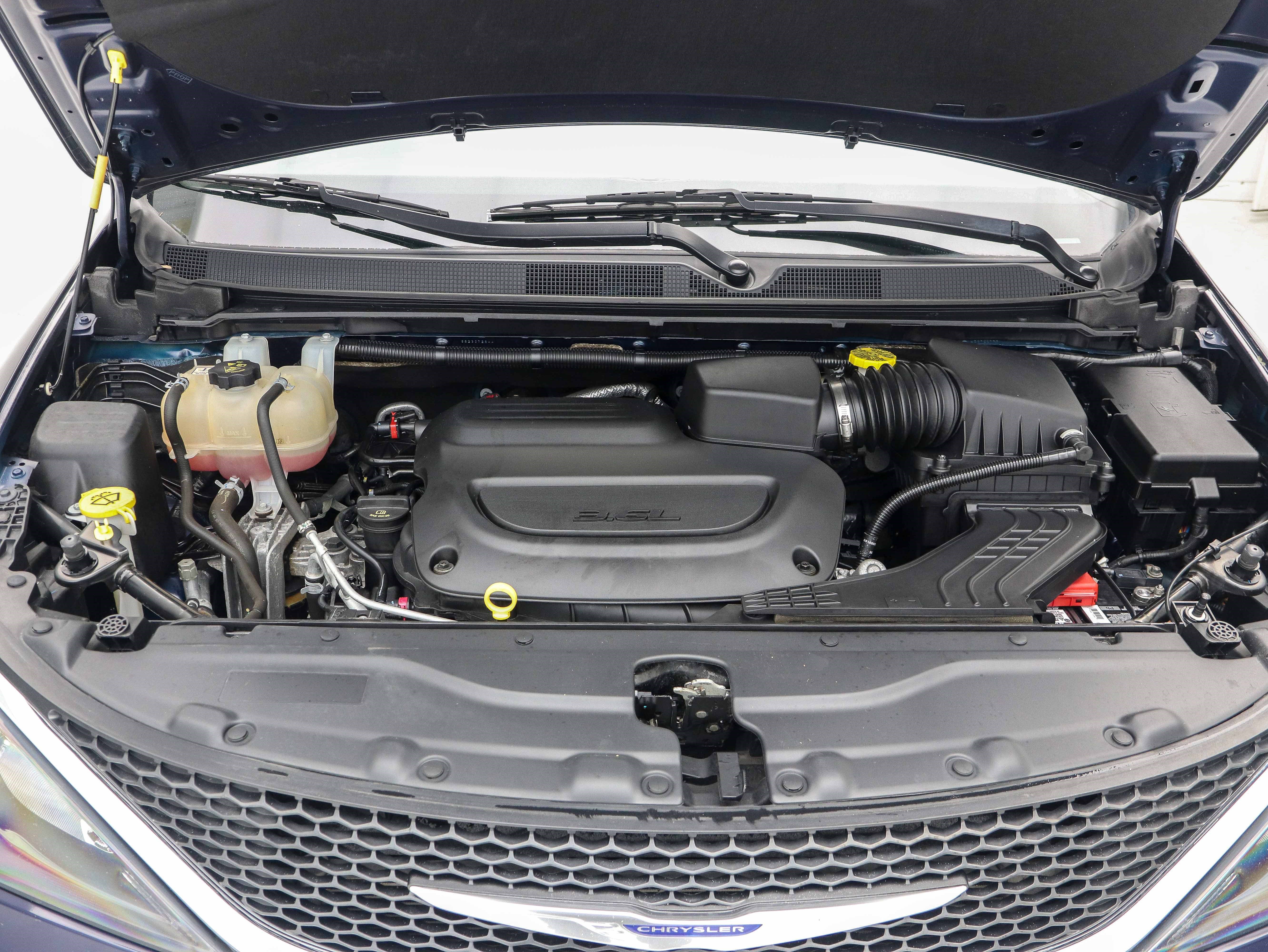 Used 2020 Chrysler Voyager LX image 30