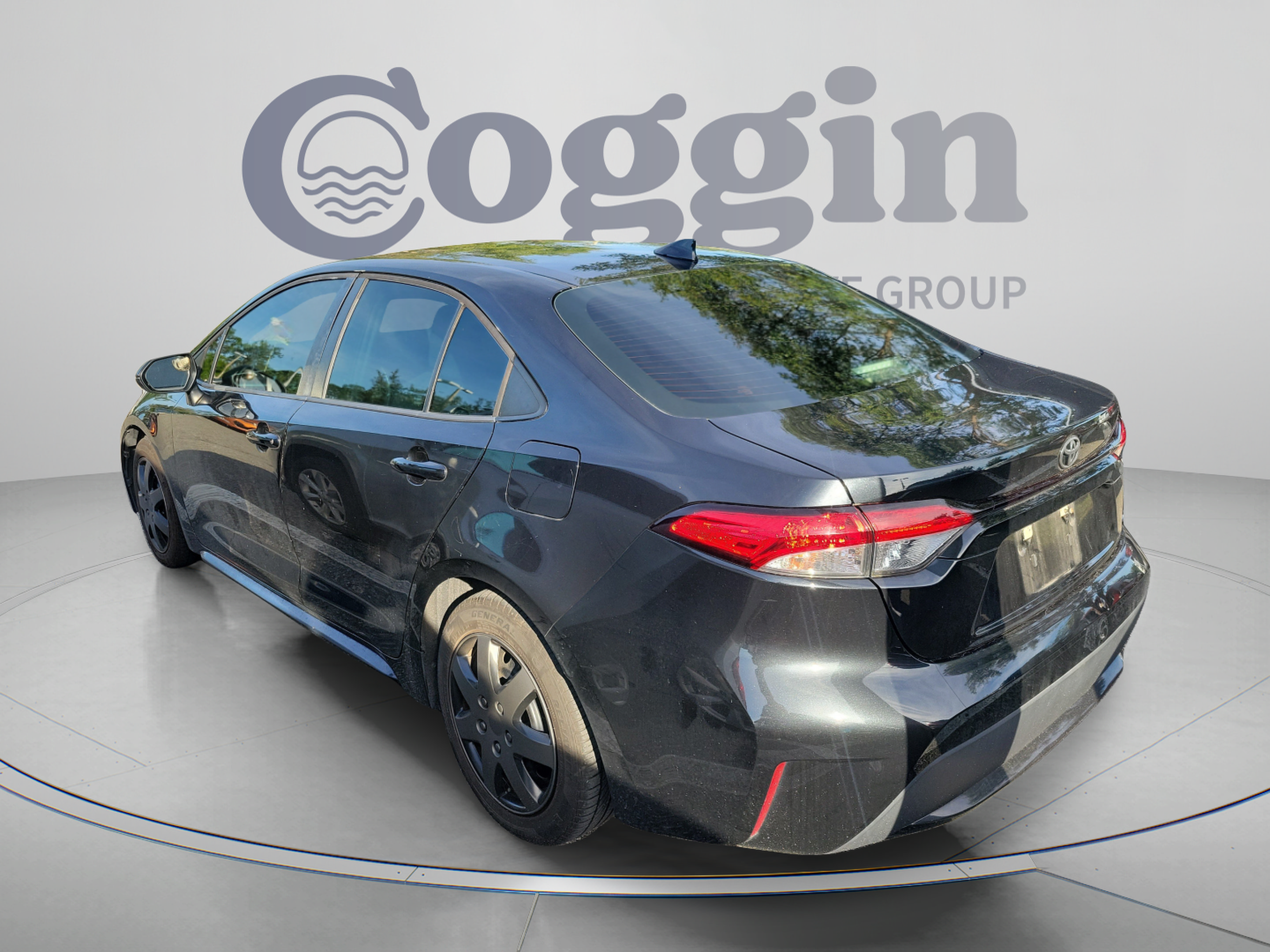Used 2021 Toyota Corolla LE FWD image 3