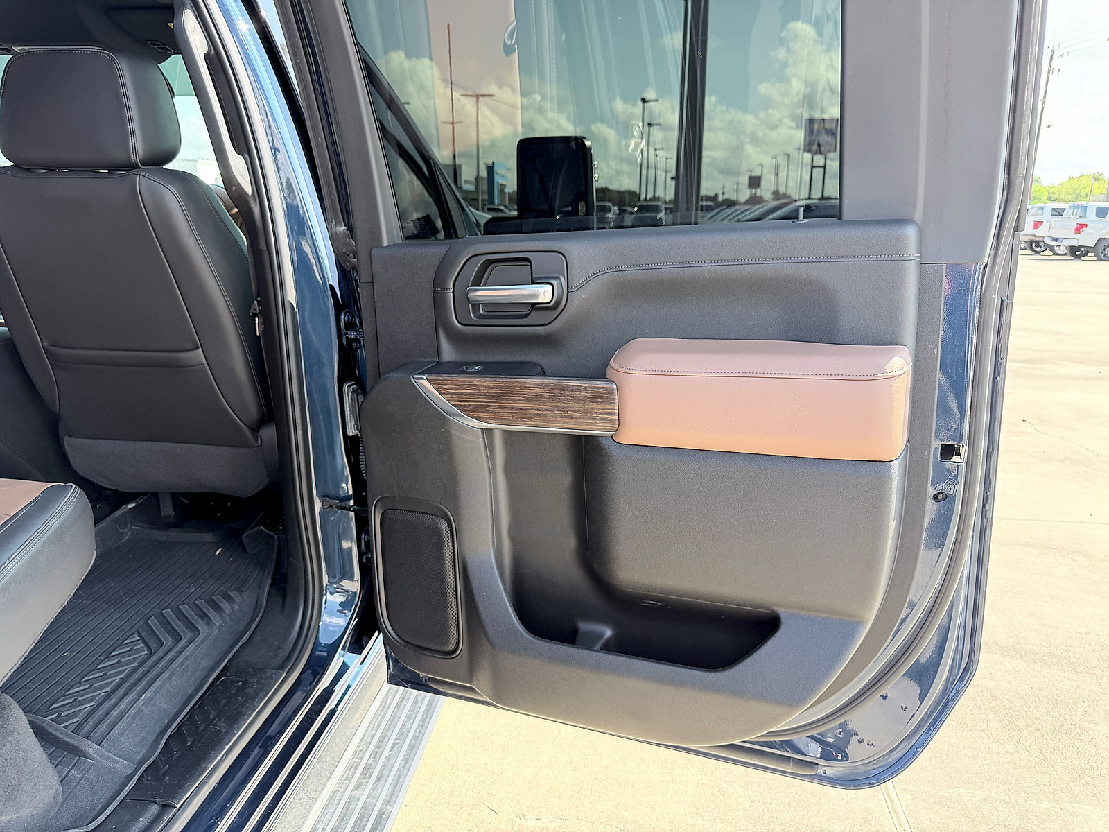 Used 2022 Chevrolet Silverado 2500 High Country w/ Technology Package AWD/4WD image 17