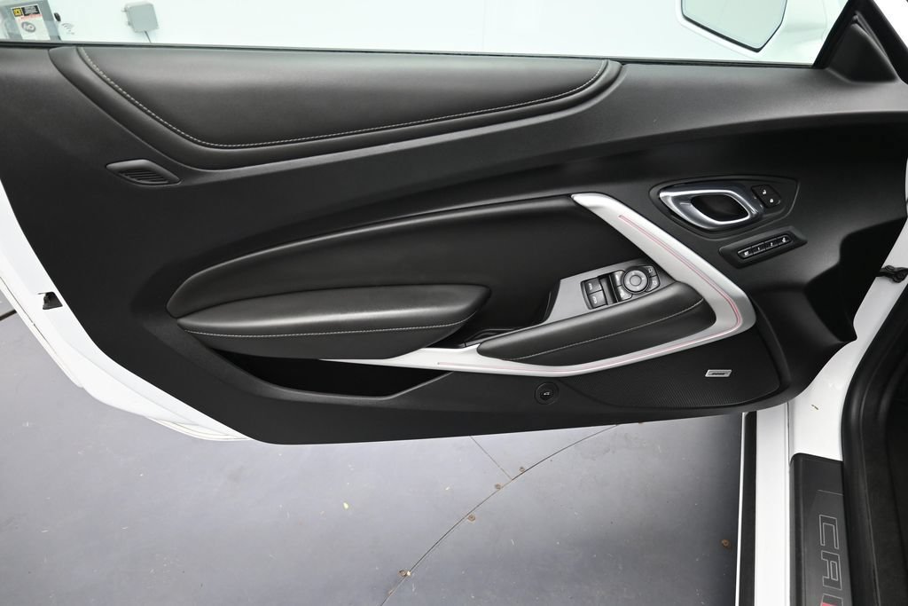 Used 2020 Chevrolet Camaro SS RWD image 9
