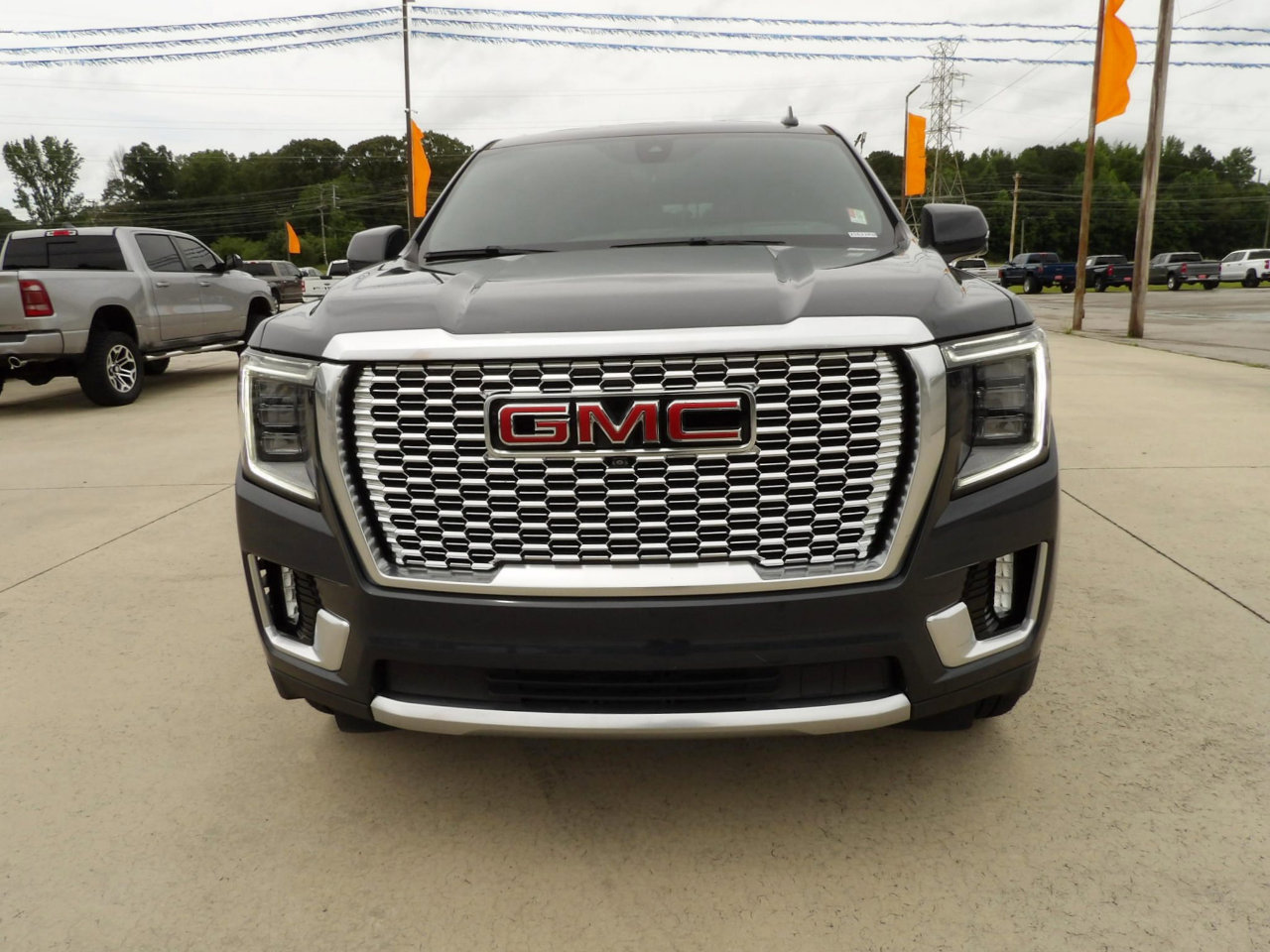 Used 2021 GMC Yukon Denali w/ Denali Premium Package image 3