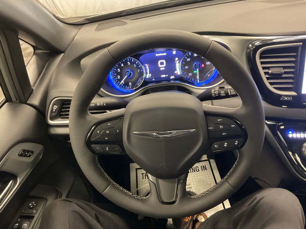 Used 2023 Chrysler Pacifica Touring-L w/ Uconnect Theater Family Group FWD image 12