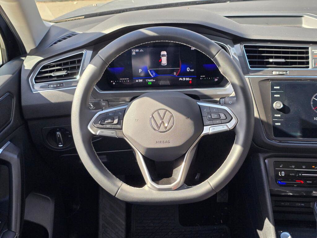 Used 2022 Volkswagen Tiguan SE w/ Panoramic Sunroof Package AWD/4WD image 19