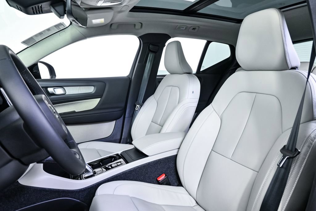 New 2026 Volvo XC40 B5 Plus w/ Climate Package image 5