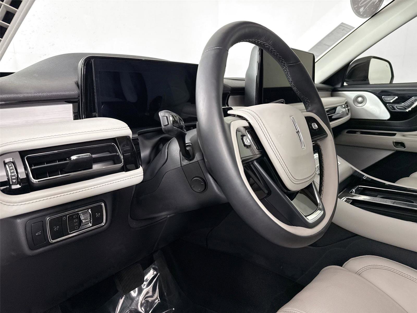 Used 2025 Lincoln Aviator Reserve w/ Equipment Group 201A AWD/4WD image 4