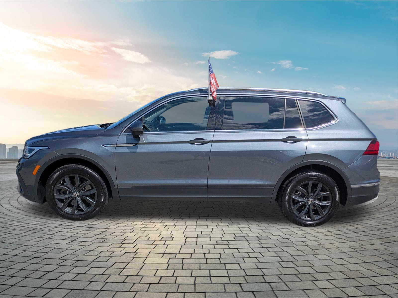Used 2024 Volkswagen Tiguan SE w/ Panoramic Sunroof Package FWD image 8