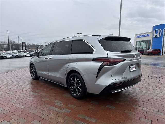 Used 2025 Toyota Sienna Platinum image 34