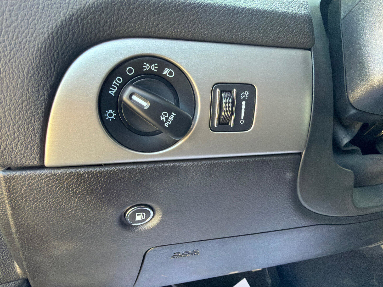 Used 2020 Dodge Durango SXT image 12