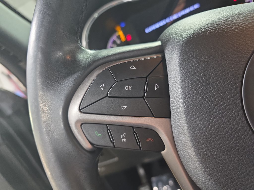 Used 2020 Jeep Grand Cherokee Laredo AWD/4WD image 16