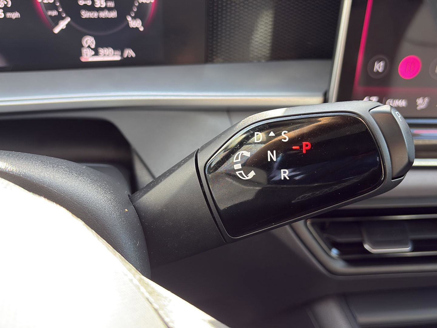 Used 2025 Volkswagen Tiguan SE image 22