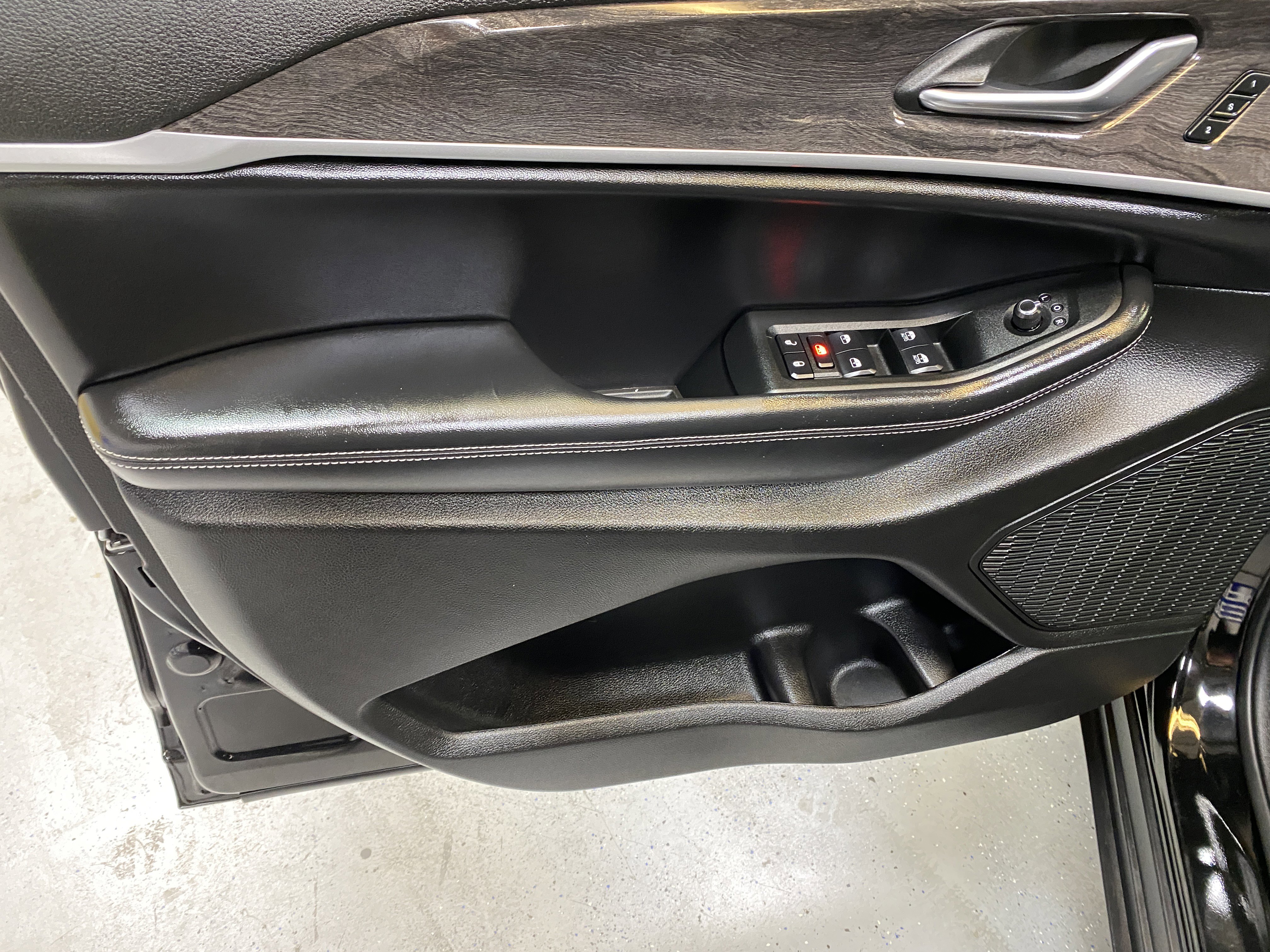 Used 2025 Jeep Grand Cherokee L Limited w/ Black Appearance Package image 22