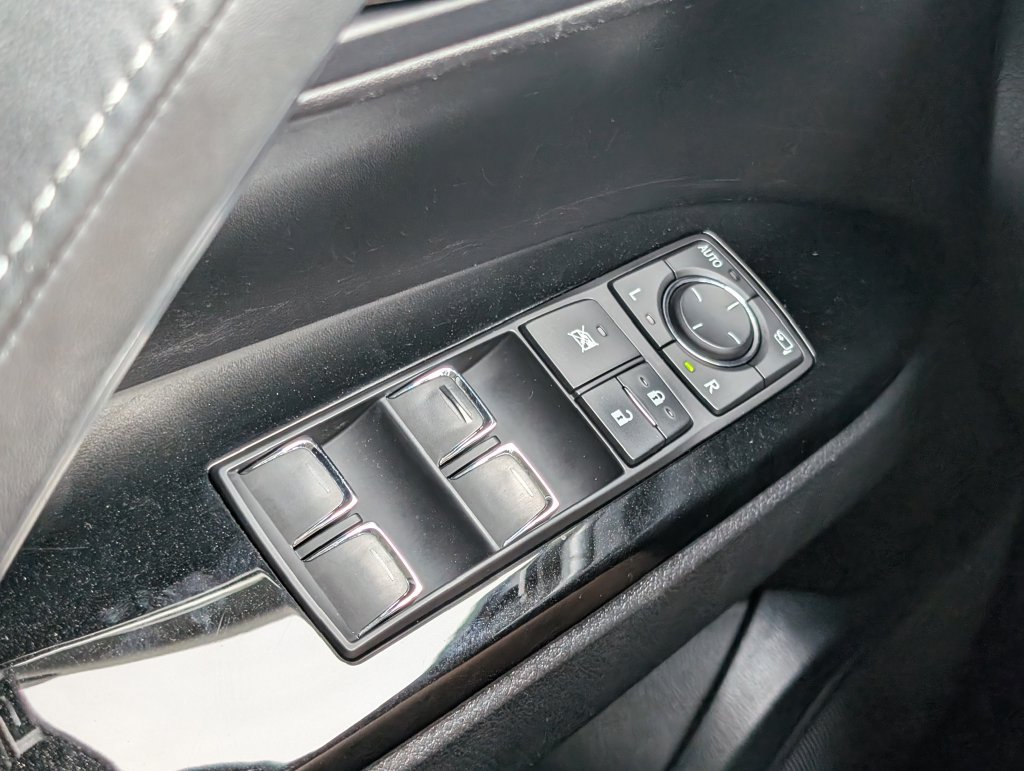 Used 2020 Lexus LX 570 4WD w/ Luxury Package image 18
