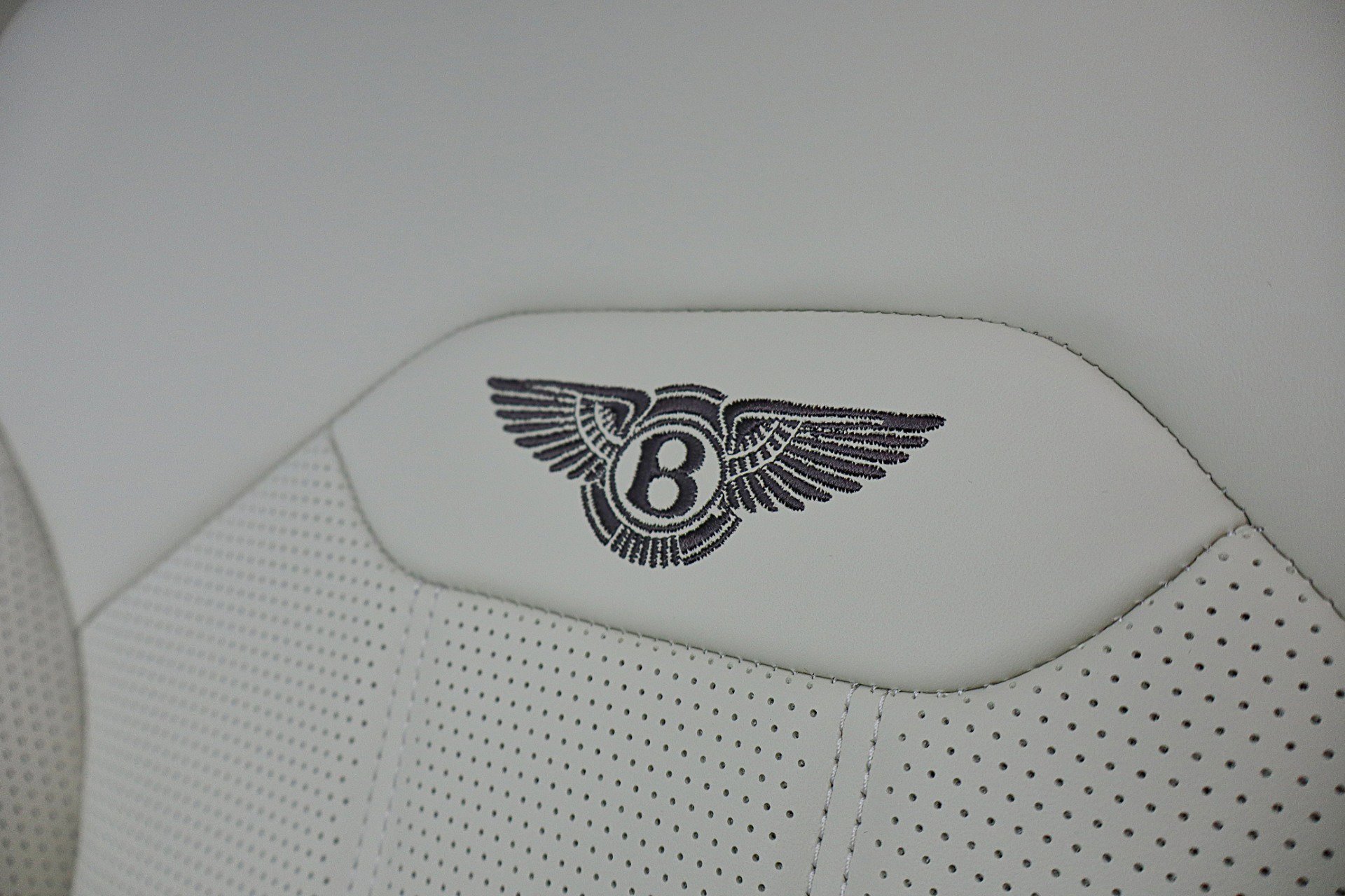 Used 2024 Bentley Bentayga Plug-In Hybrid image 35