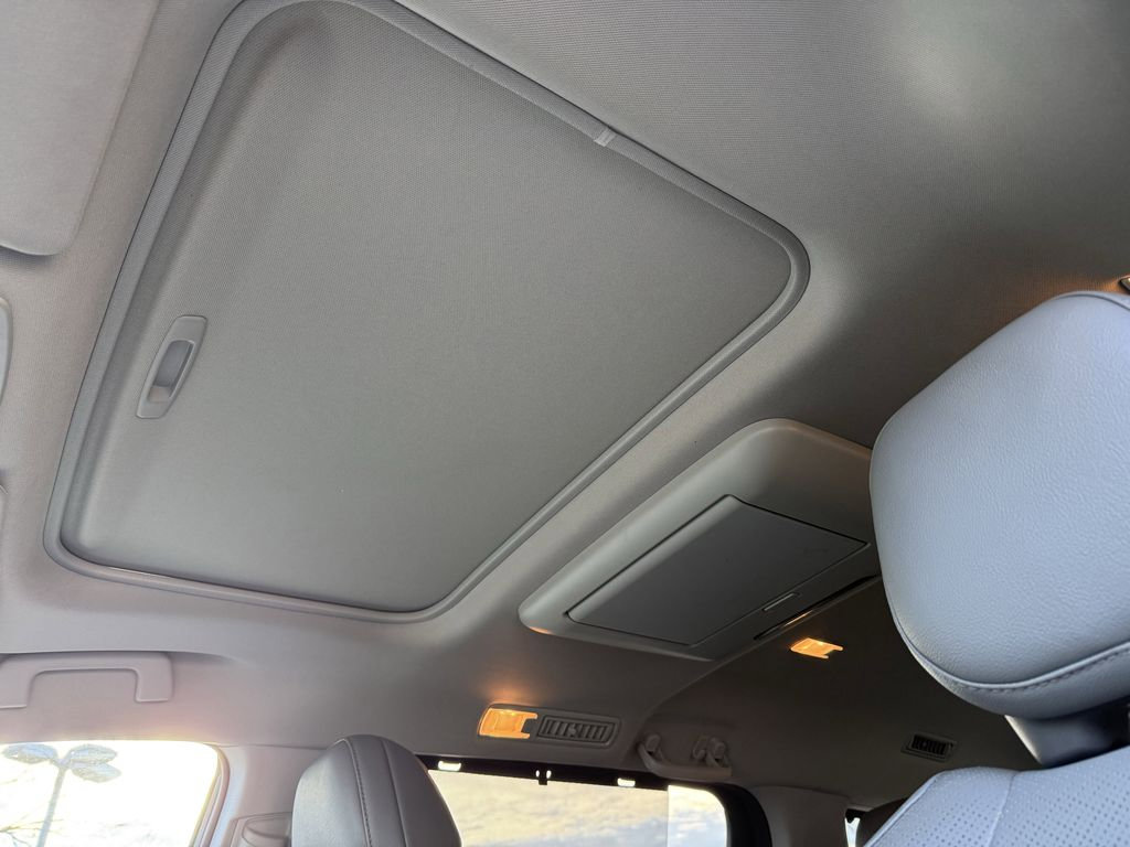 Used 2021 Toyota Sienna Limited FWD image 9