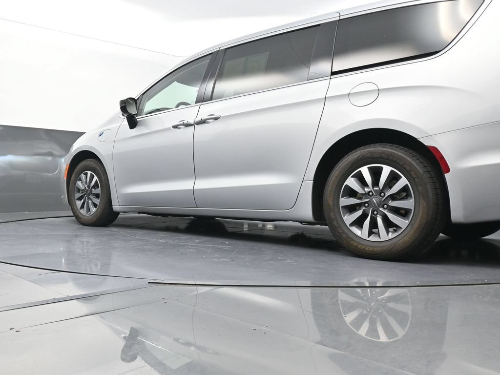 Used 2024 Chrysler Pacifica Limited FWD image 25