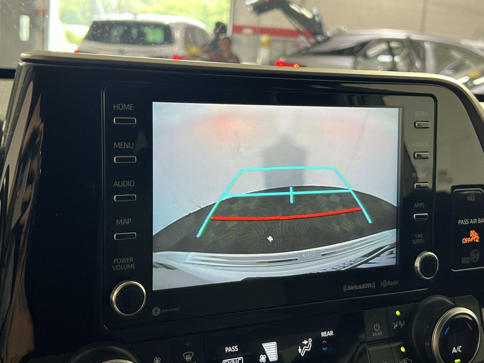Used 2020 Toyota Highlander LE AWD/4WD image 19
