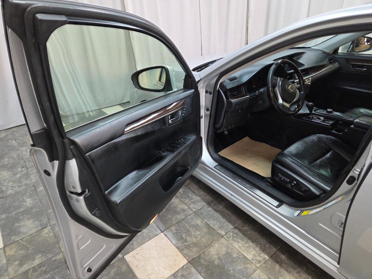 Used 2013 Lexus ES 350 Sedan w/ Luxury Pkg image 10