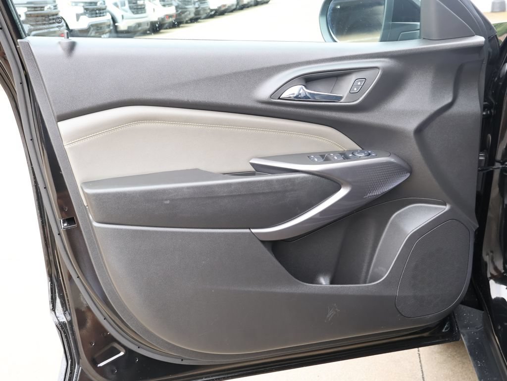 Used 2025 Chevrolet Trax ACTIV w/ Sunroof Package FWD image 11