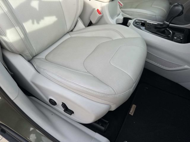 Used 2019 Jeep Cherokee Limited image 12