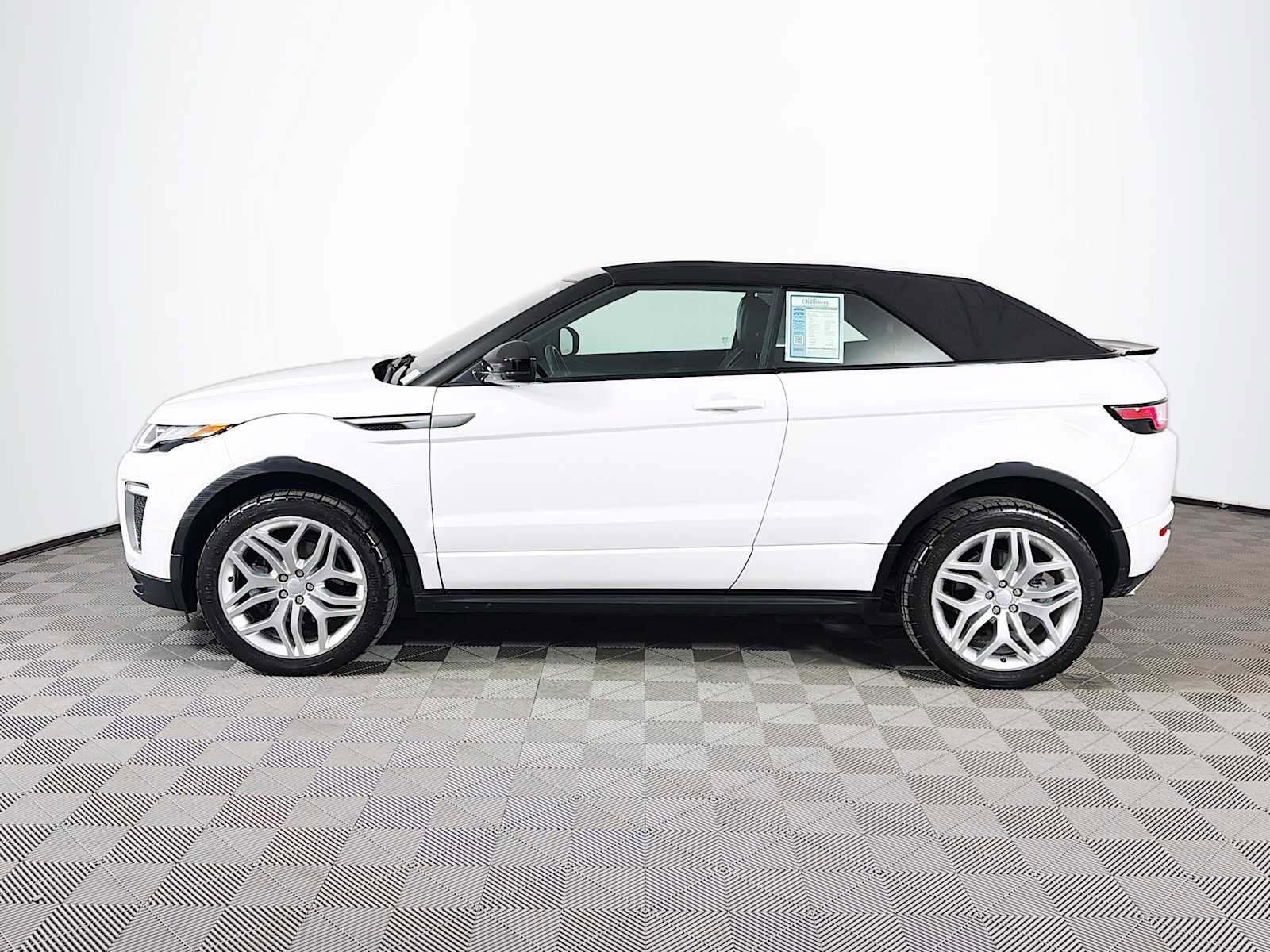 Used 2017 Land Rover Range Rover Evoque SE Dynamic image 8