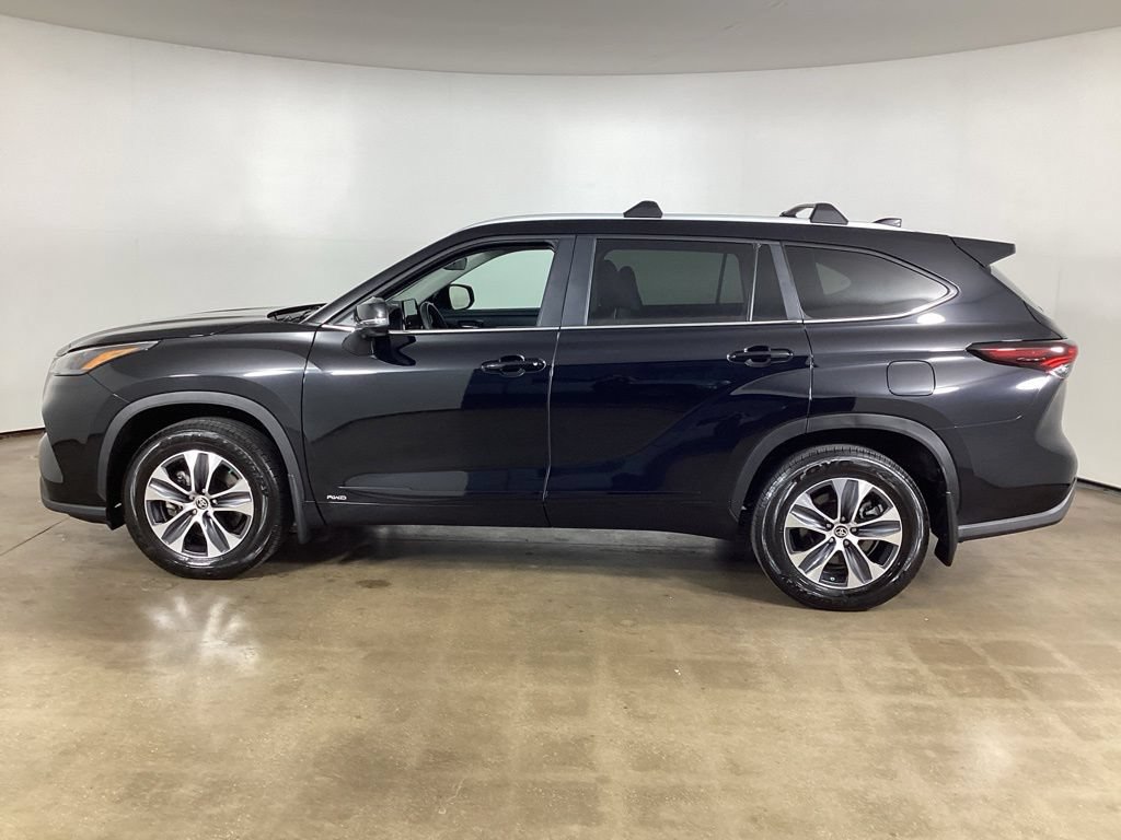 Used 2024 Toyota Highlander XLE AWD/4WD image 9