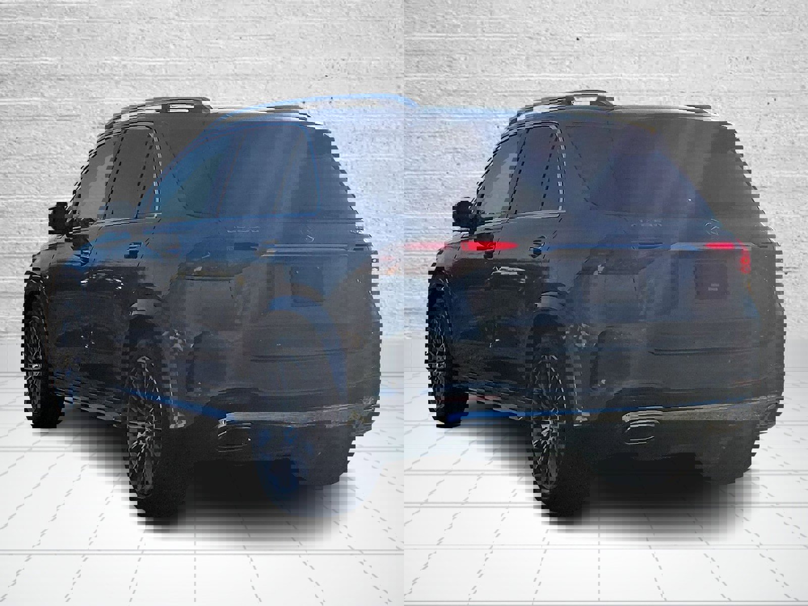 Used 2024 Mercedes-Benz GLE 350 4MATIC w/ AMG Line Exterior image 4