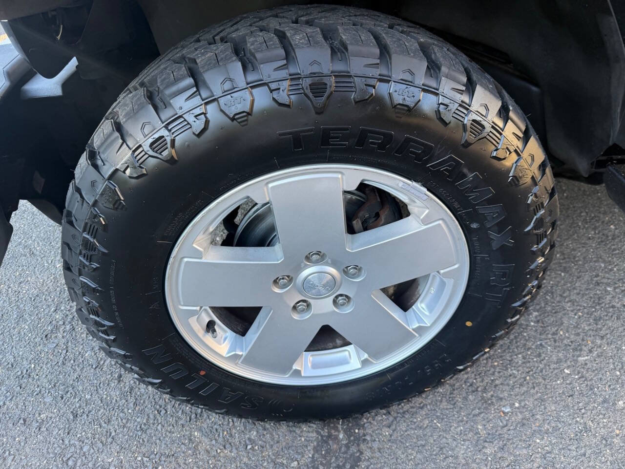 Used 2012 Jeep Wrangler Unlimited Sahara w/ Connectivity Group AWD/4WD image 18