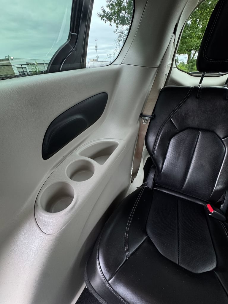 Used 2023 Chrysler Pacifica Touring-L FWD image 26