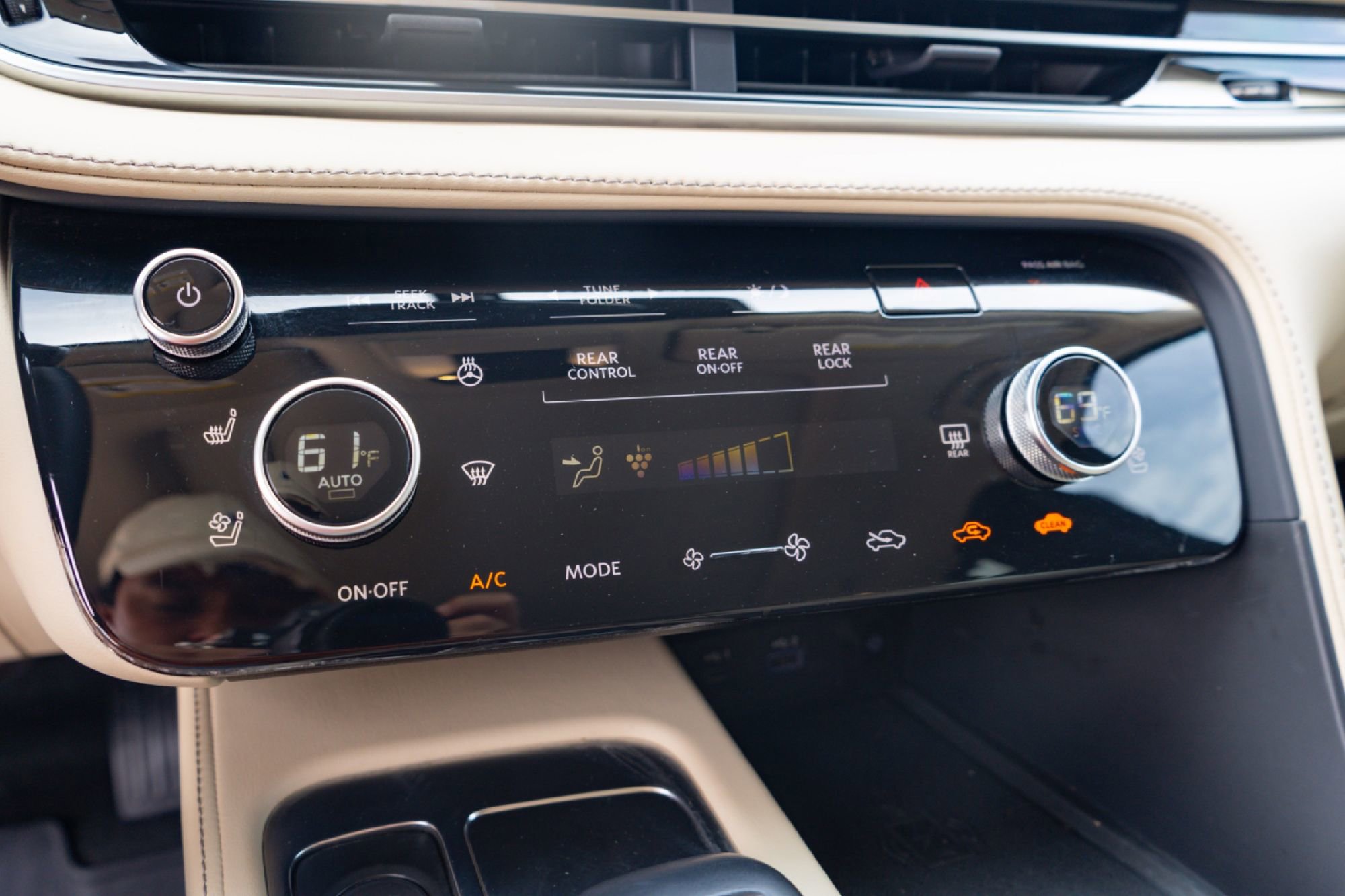 Certified 2023 INFINITI QX60 Sensory w/ Vision Package AWD/4WD image 16
