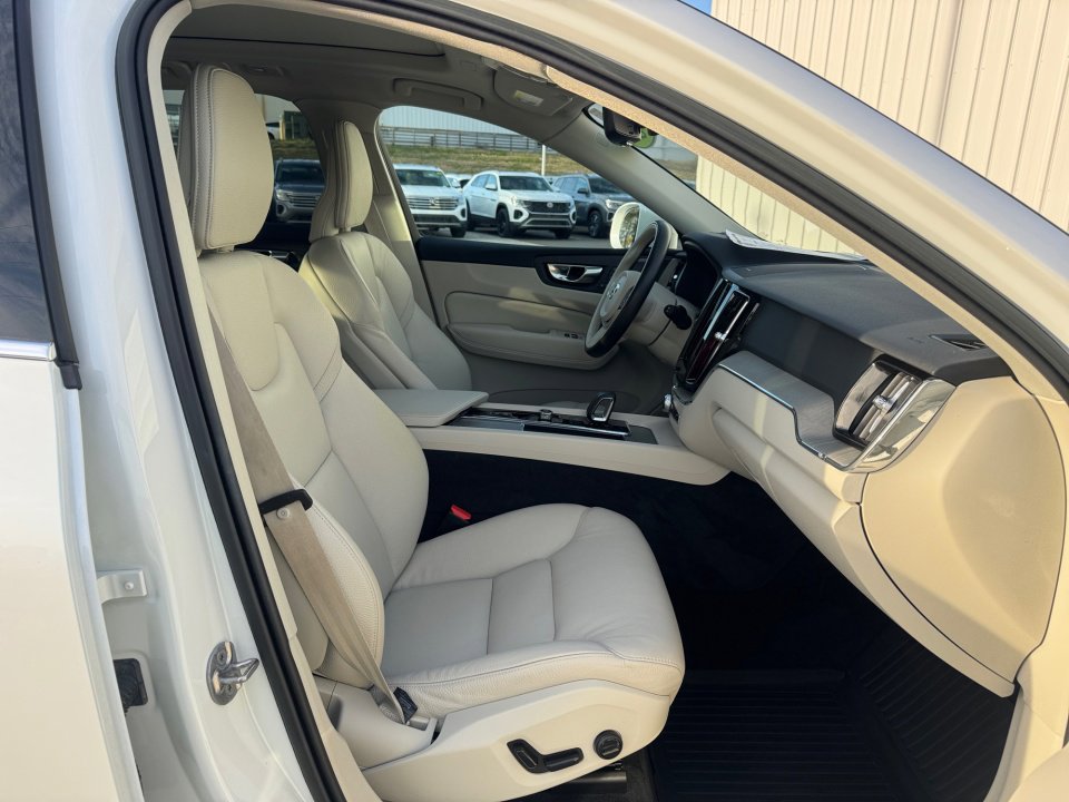 Used 2023 Volvo XC60 T8 Plus w/ Protection Package Premier image 32