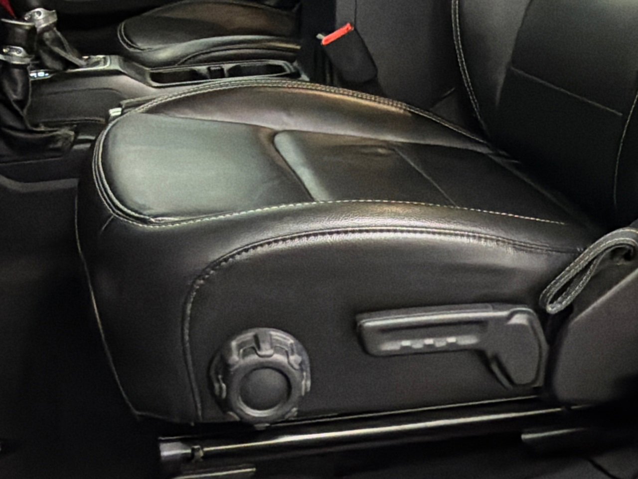 Used 2019 Jeep Wrangler Unlimited Sahara w/ Uconnect 4C Nav & Sound Group image 15