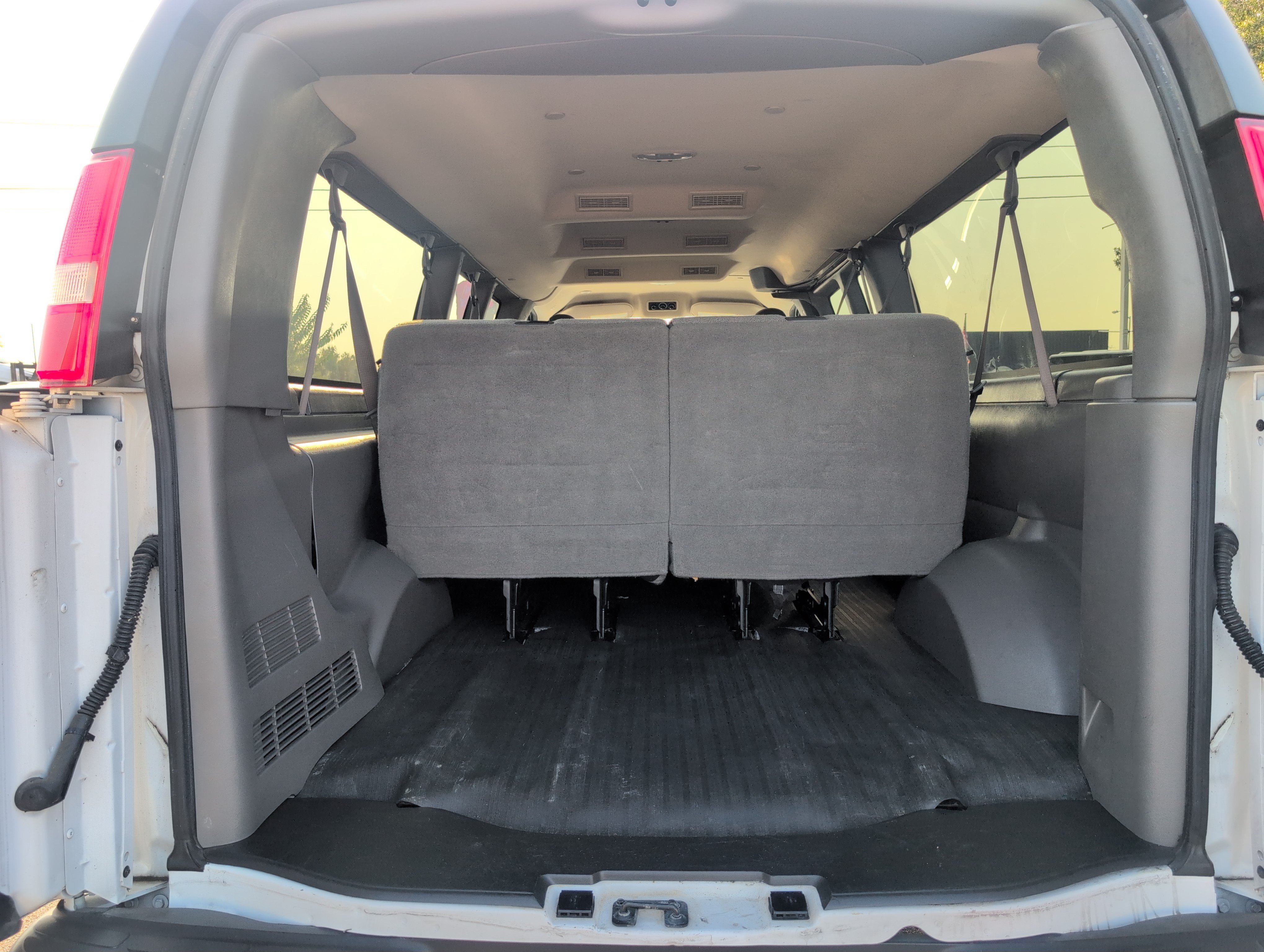 Used 2022 Chevrolet Express 3500 LS RWD image 6