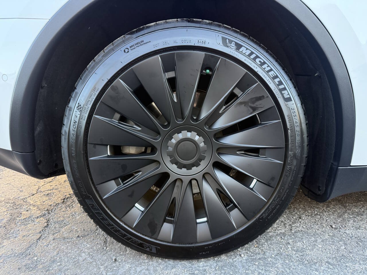 Used 2022 Tesla Model Y Long Range AWD/4WD image 33