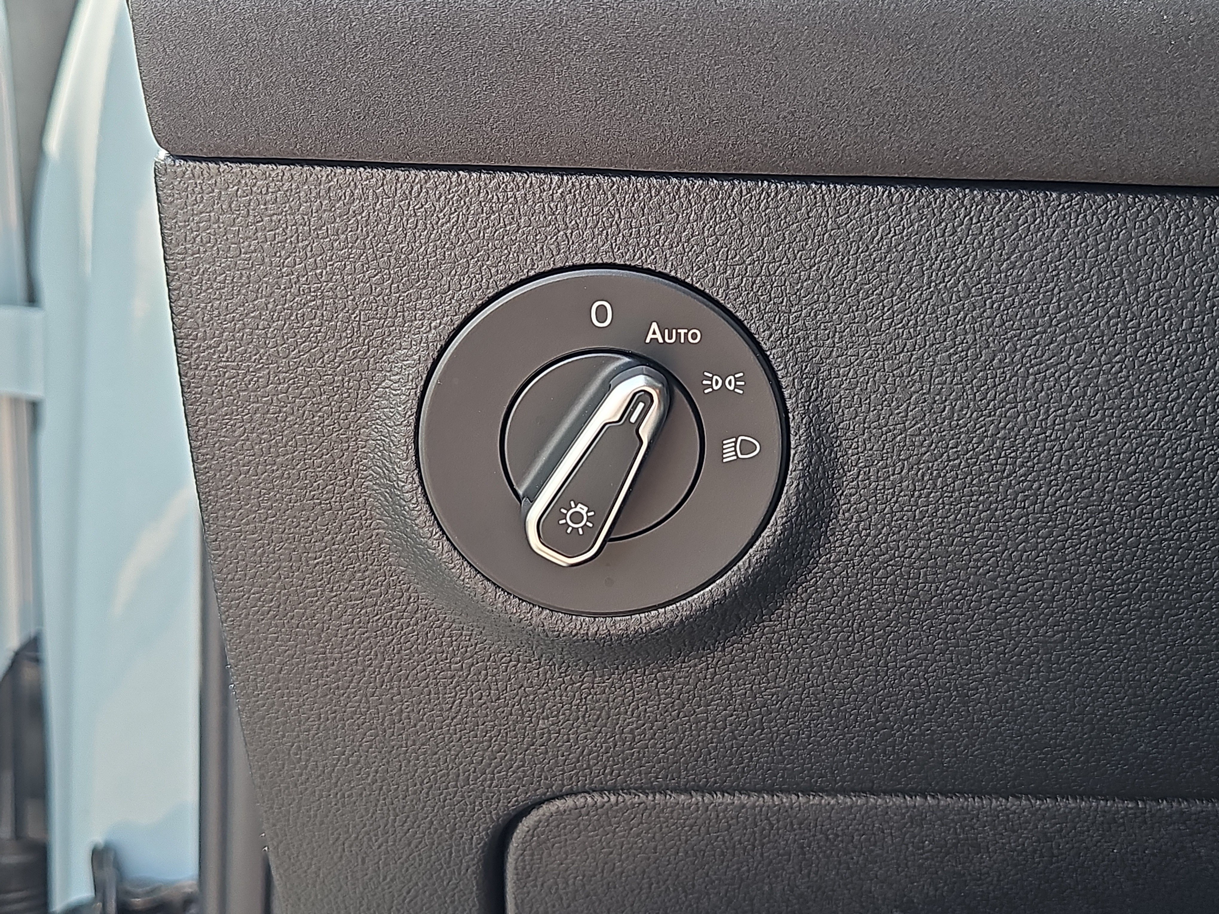 Certified 2025 Volkswagen Taos SE AWD/4WD image 11