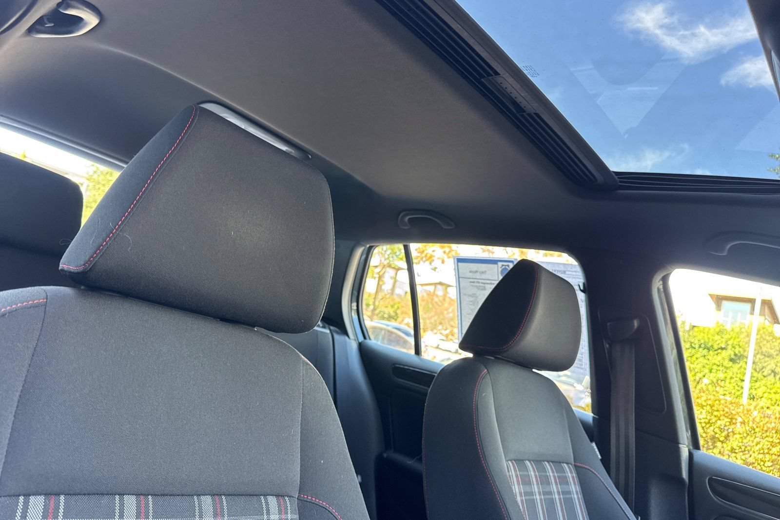 Used 2012 Volkswagen Golf 4-Door FWD image 18