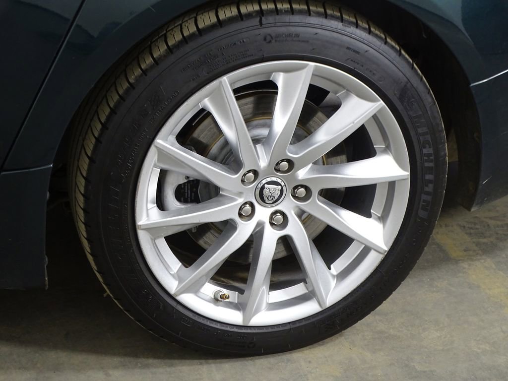 Used 2013 Jaguar XF image 34