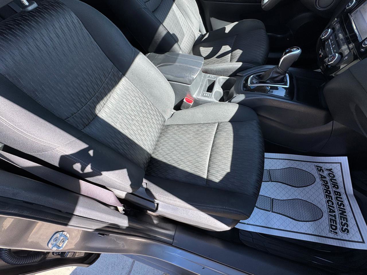 Used 2017 Nissan Rogue SV w/ SV Premium Package image 12