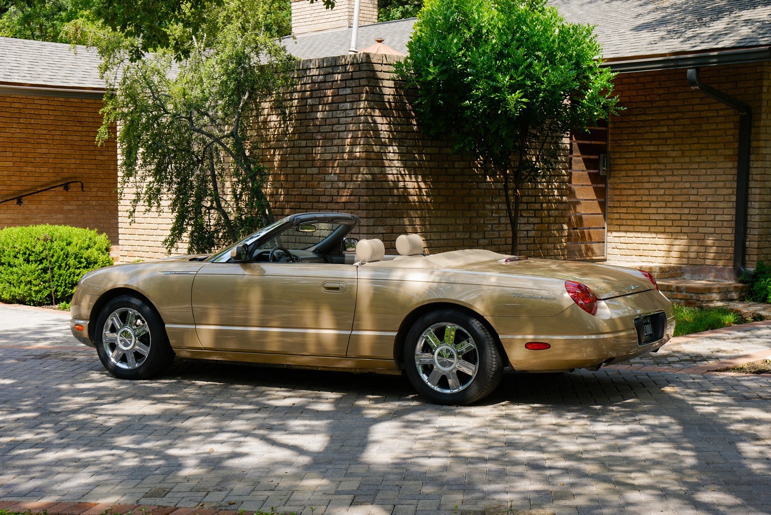 Used 2005 Ford Thunderbird 50th Anniversary RWD image 12