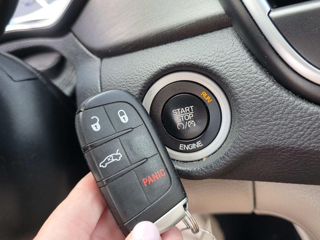 Used 2016 Chrysler 200 Limited w/ Anniversary Edition FWD image 17