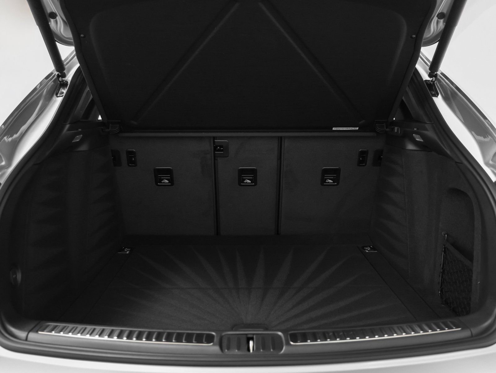 Certified 2025 Porsche Macan image 17