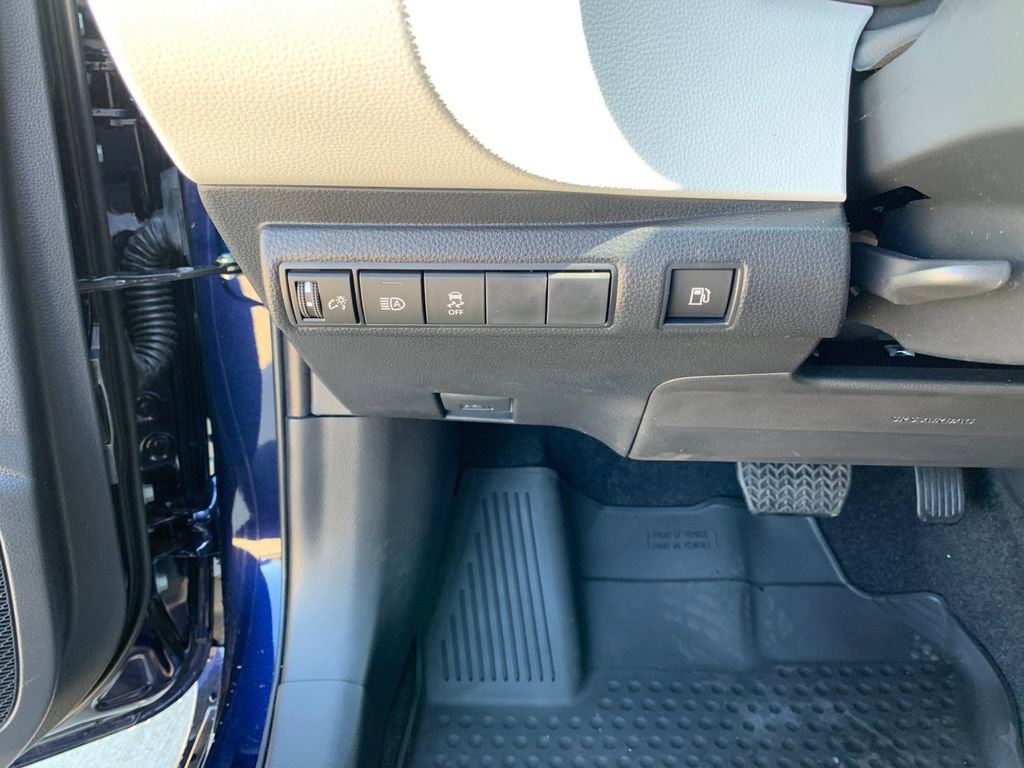 Used 2025 Toyota Corolla SE w/ SE Premium Package image 33