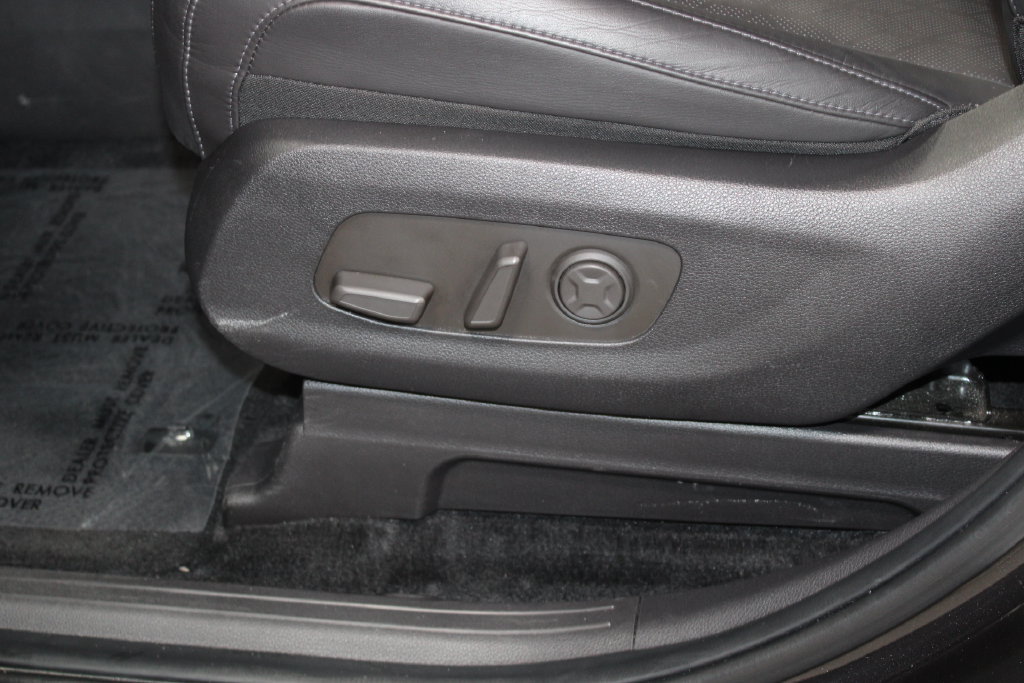 Used 2025 Kia Carnival FWD image 31