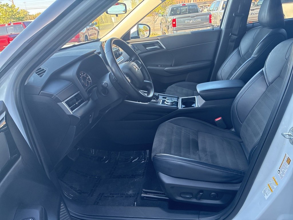 Used 2024 Mitsubishi Outlander SE image 16