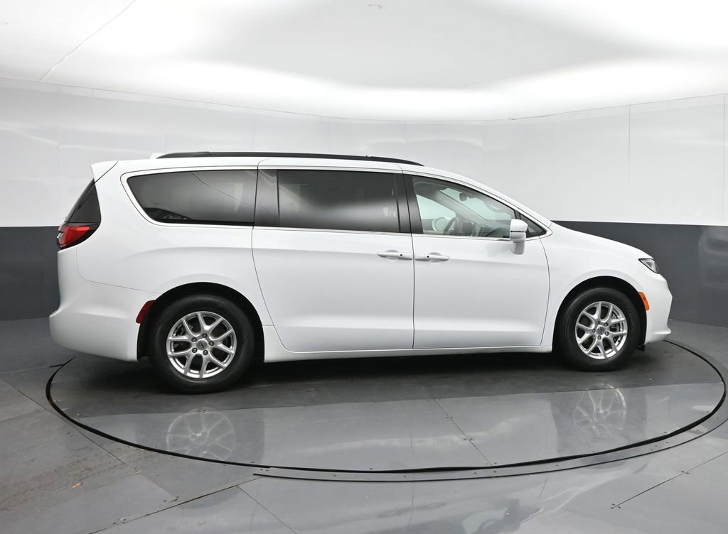 Used 2022 Chrysler Pacifica Touring-L image 8