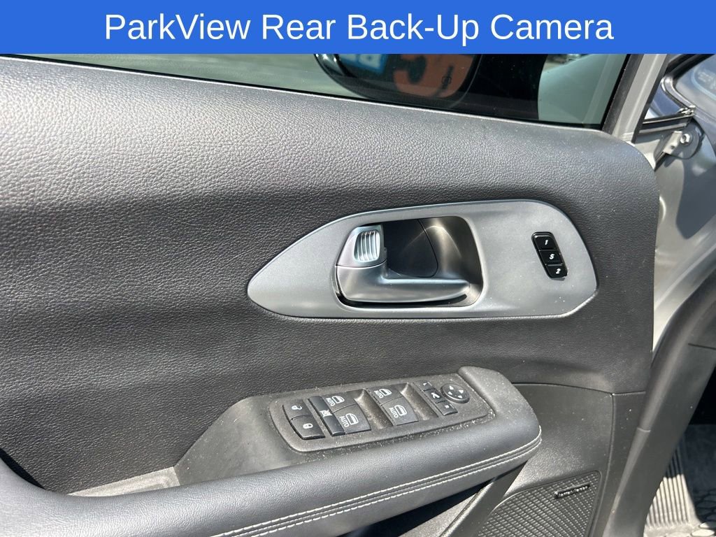 Used 2025 Chrysler Pacifica Limited w/ Uconnect Theater Family Group FWD image 12