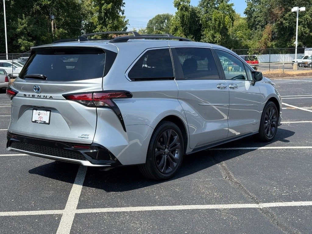 Certified 2021 Toyota Sienna XSE image 3