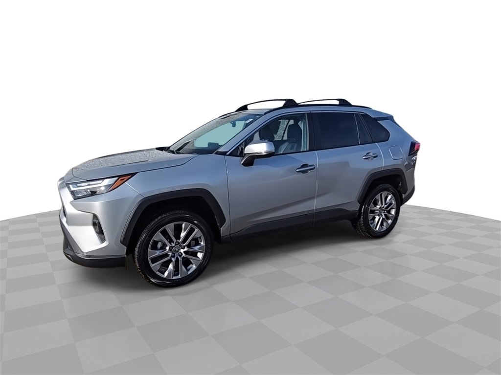 Used 2022 Toyota RAV4 XLE Premium image 4