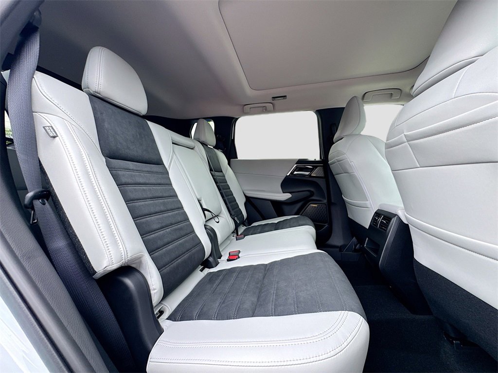 New 2025 Mitsubishi Outlander SE image 30
